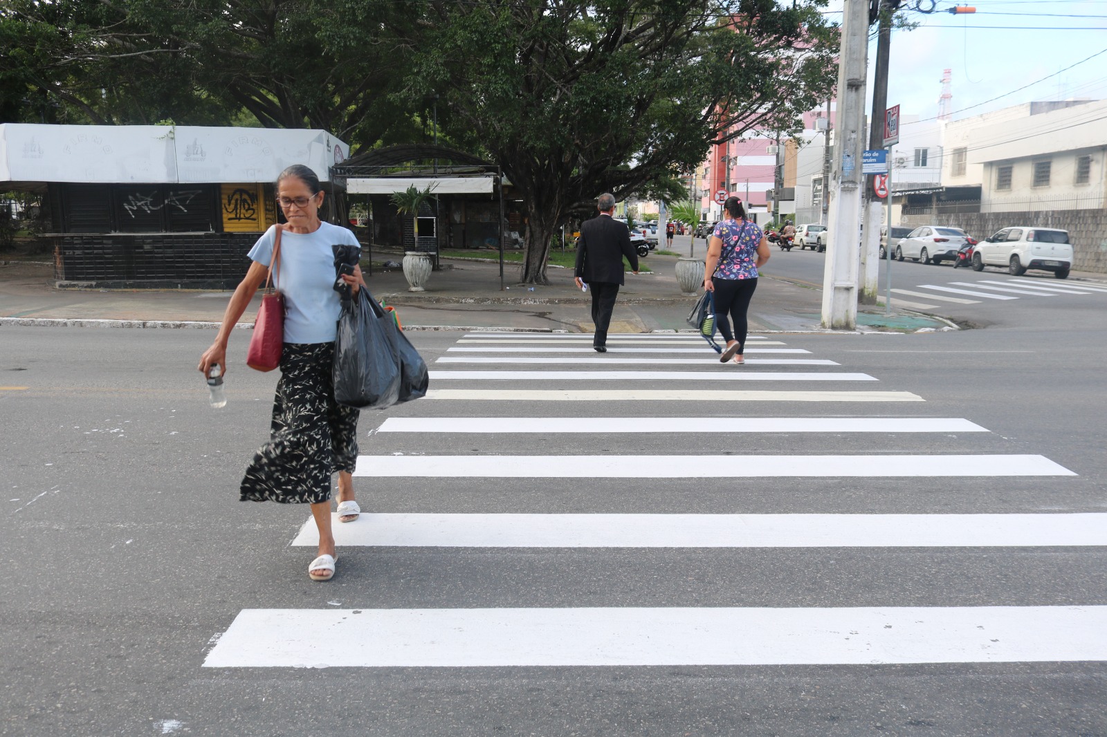 SMTT de Aracaju revitaliza 40 faixas de pedestres na Avenida Barão de Maruim - SMTT Aracaju